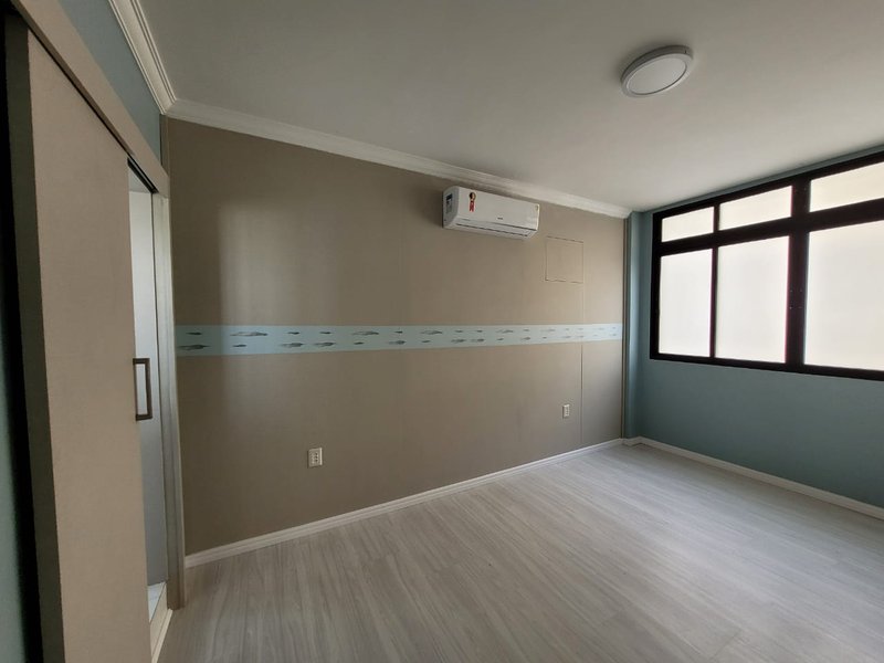 113m². 3 quartos (1 suíte). Varanda com cortina de vidro. 1 vaga de garagem. Reformado Avenida Boa Viagem Recife - 