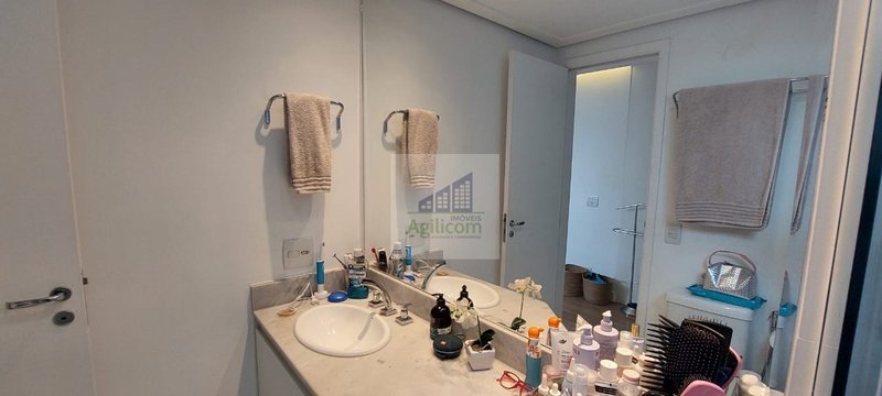 APARTAMENTO À VENDA EM CAMPO BELO COM 3 DORMITÓRIOS SENDO 1 SUÍTE E 2 VAGAS Rua Estevão Baião São Paulo - 