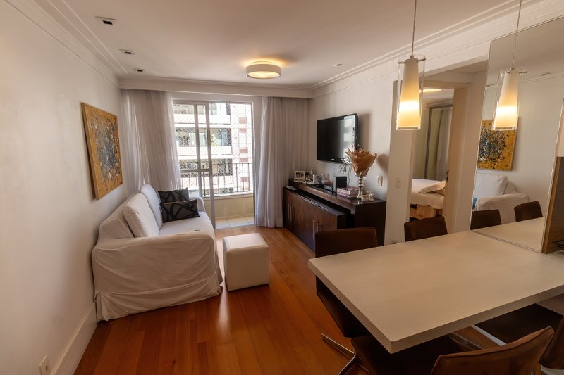 VENDE-SE APT COMPACTO REFORMADO NO CORAÇÃO DO ITAIM BIBI – 41M2 COM 1 VAGA Rua Professor Tamandaré Toledo São Paulo - 