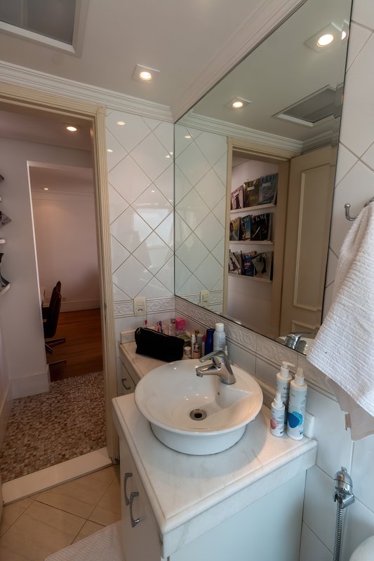 VENDE-SE APT COMPACTO REFORMADO NO CORAÇÃO DO ITAIM BIBI – 41M2 COM 1 VAGA Rua Professor Tamandaré Toledo São Paulo - 