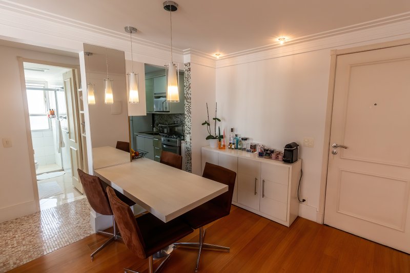 VENDE-SE APT COMPACTO REFORMADO NO CORAÇÃO DO ITAIM BIBI – 41M2 COM 1 VAGA Rua Professor Tamandaré Toledo São Paulo - 