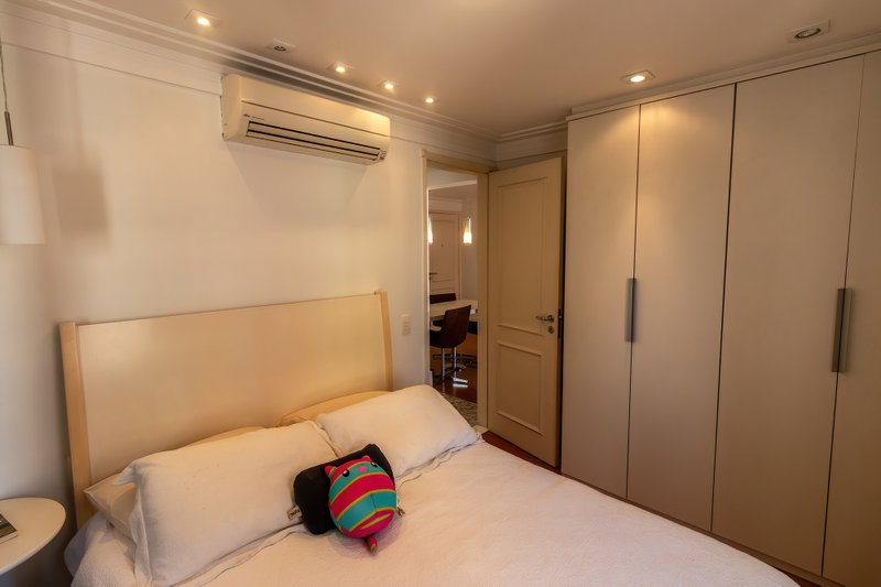 VENDE-SE APT COMPACTO REFORMADO NO CORAÇÃO DO ITAIM BIBI – 41M2 COM 1 VAGA Rua Professor Tamandaré Toledo São Paulo - 