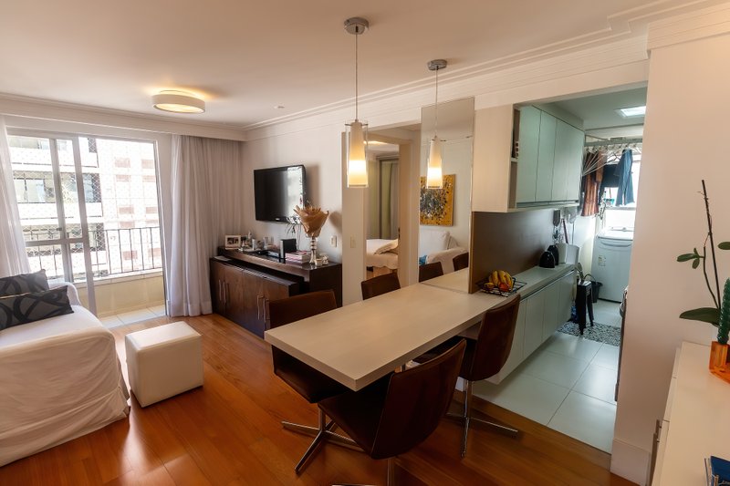 VENDE-SE APT COMPACTO REFORMADO NO CORAÇÃO DO ITAIM BIBI – 41M2 COM 1 VAGA Rua Professor Tamandaré Toledo São Paulo - 
