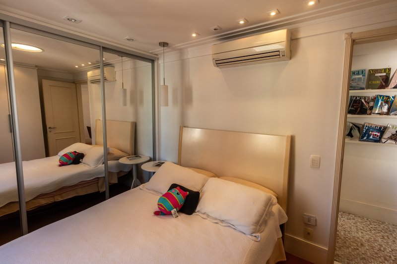 VENDE-SE APT COMPACTO REFORMADO NO CORAÇÃO DO ITAIM BIBI – 41M2 COM 1 VAGA Rua Professor Tamandaré Toledo São Paulo - 