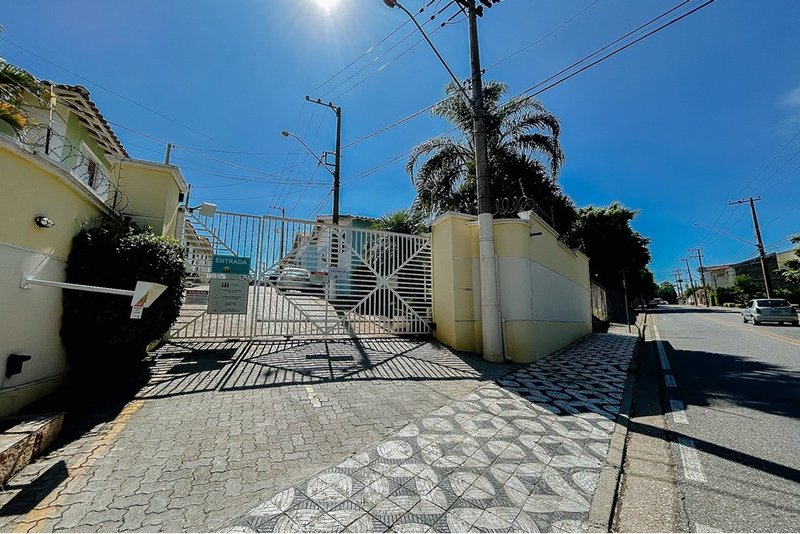 Casa Á VENDA, 118m - 3 Dorm. 1 Suíte - R$ 392.000 - Res. Solar dos Pinheiros -  Sorocaba Rua Ramon Haro Martini Sorocaba - 