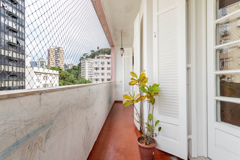 Com varanda de verdade, luz em abundância e aquele charme dos prédios com alma! Rua Dois de Dezembro Rio de Janeiro - 