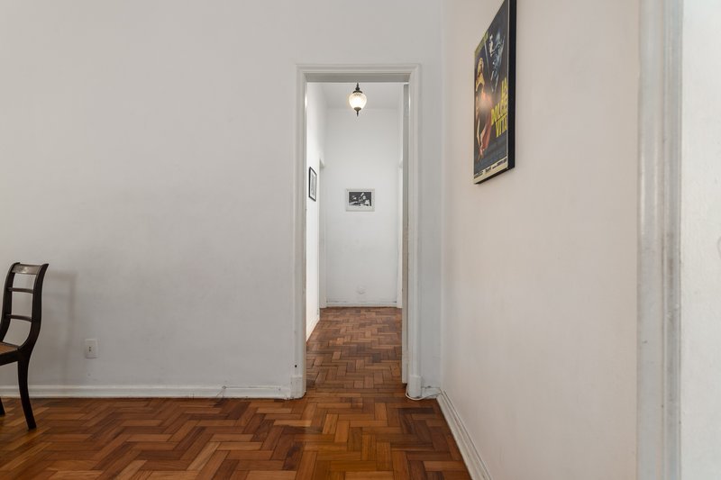 Com varanda de verdade, luz em abundância e aquele charme dos prédios com alma! Rua Dois de Dezembro Rio de Janeiro - 