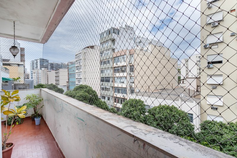 Com varanda de verdade, luz em abundância e aquele charme dos prédios com alma! Rua Dois de Dezembro Rio de Janeiro - 