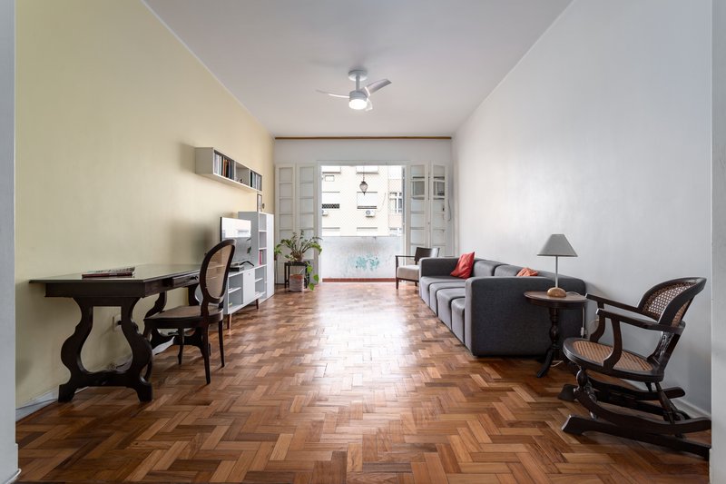 Com varanda de verdade, luz em abundância e aquele charme dos prédios com alma! Rua Dois de Dezembro Rio de Janeiro - 