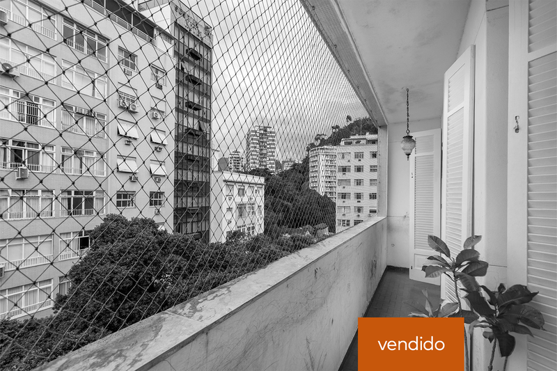 Com varanda de verdade, luz em abundância e aquele charme dos prédios com alma! Rua Dois de Dezembro Rio de Janeiro - 