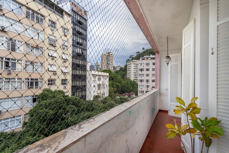 Com varanda de verdade, luz em abundância e aquele charme dos prédios com alma! Rua Dois de Dezembro Rio de Janeiro - 