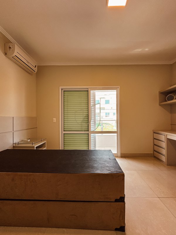 Sobrado com 4 Suítes no Residencial Jaguary - São José dos Campos - 