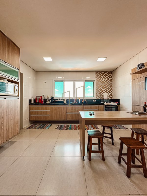 Sobrado com 4 Suítes no Residencial Jaguary - São José dos Campos - 