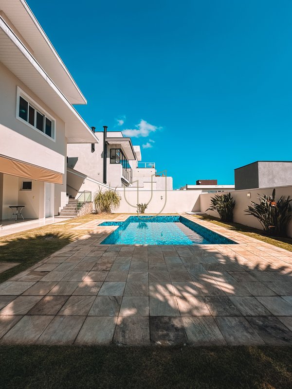 Sobrado com 4 Suítes no Residencial Jaguary - São José dos Campos - 