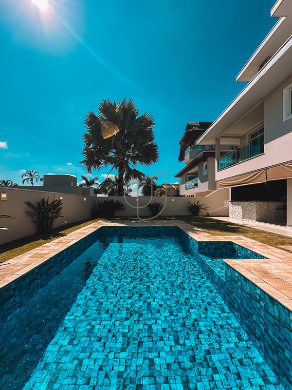 Sobrado com 4 Suítes no Residencial Jaguary - São José dos Campos - 