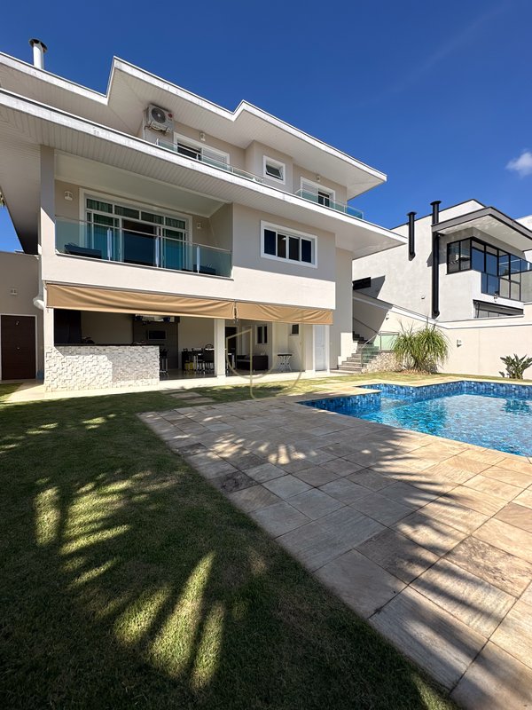Sobrado com 4 Suítes no Residencial Jaguary - São José dos Campos - 