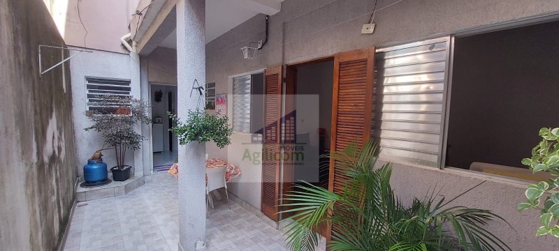 CASA À VENDA EM CAMPO LIMPO COM 5 DORMITÓRIOS E GARAGEM PARA 4 CARROS Rua Guanajá São Paulo - 