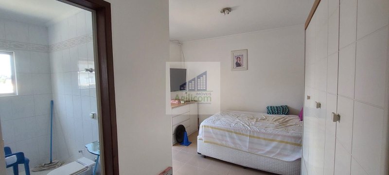 CASA À VENDA EM CAMPO LIMPO COM 5 DORMITÓRIOS E GARAGEM PARA 4 CARROS Rua Guanajá São Paulo - 