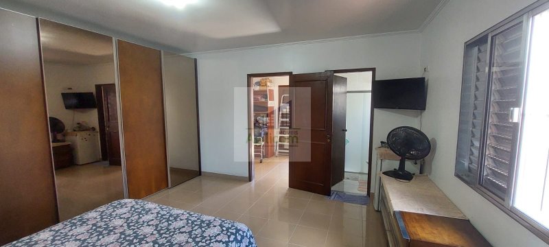 CASA À VENDA EM CAMPO LIMPO COM 5 DORMITÓRIOS E GARAGEM PARA 4 CARROS Rua Guanajá São Paulo - 