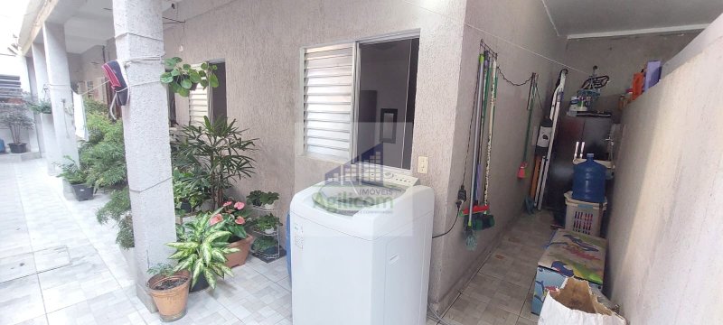 CASA À VENDA EM CAMPO LIMPO COM 5 DORMITÓRIOS E GARAGEM PARA 4 CARROS Rua Guanajá São Paulo - 