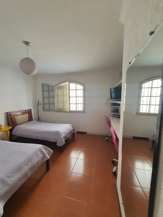 Casa Esquina - 4 Qts. - 02 Suítes - 03 Vgs. - 387m² área construída - R$ 1.300mi Rua Vicenzo Masi Belo Horizonte - 