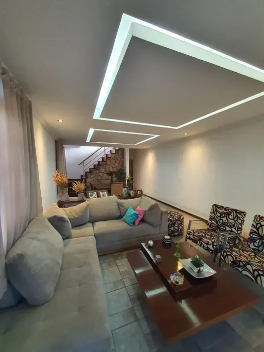 Casa Esquina - 4 Qts. - 02 Suítes - 03 Vgs. - 387m² área construída - R$ 1.300mi Rua Vicenzo Masi Belo Horizonte - 