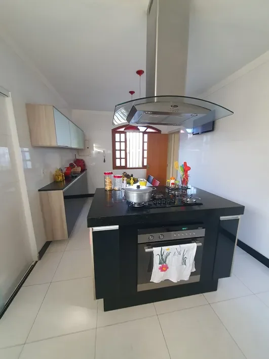 Casa Esquina - 4 Qts. - 02 Suítes - 03 Vgs. - 387m² área construída - R$ 1.300mi Rua Vicenzo Masi Belo Horizonte - 