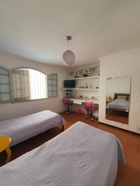 Casa Esquina - 4 Qts. - 02 Suítes - 03 Vgs. - 387m² área construída - R$ 1.300mi Rua Vicenzo Masi Belo Horizonte - 