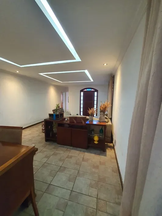 Casa Esquina - 4 Qts. - 02 Suítes - 03 Vgs. - 387m² área construída - R$ 1.300mi Rua Vicenzo Masi Belo Horizonte - 