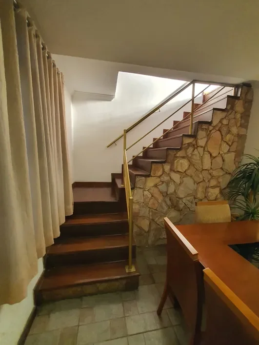 Casa Esquina - 4 Qts. - 02 Suítes - 03 Vgs. - 387m² área construída - R$ 1.300mi Rua Vicenzo Masi Belo Horizonte - 