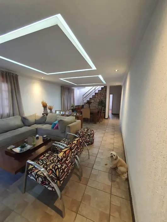 Casa Esquina - 4 Qts. - 02 Suítes - 03 Vgs. - 387m² área construída - R$ 1.300mi Rua Vicenzo Masi Belo Horizonte - 