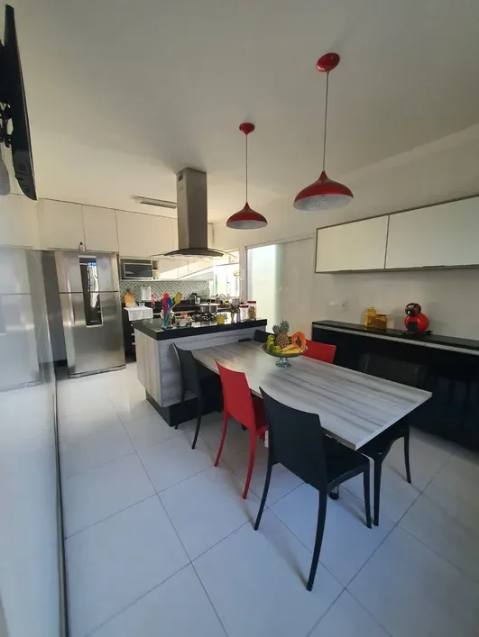 Casa Esquina - 4 Qts. - 02 Suítes - 03 Vgs. - 387m² área construída - R$ 1.300mi Rua Vicenzo Masi Belo Horizonte - 