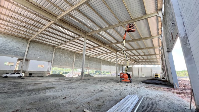 GALPÃO DE 5.000m2 EM ARUJÁ DISPONÍVEL PARA LOCAÇÃO!! - Arujá - 