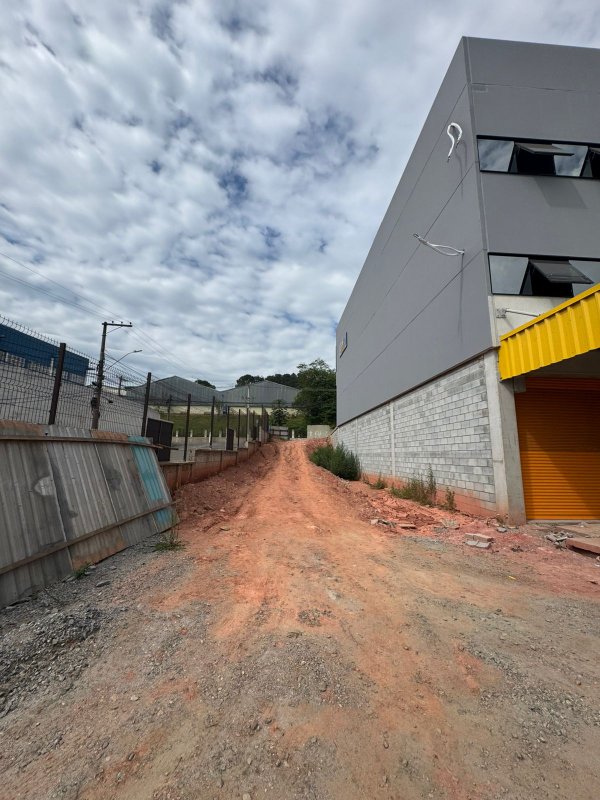 GALPÃO DE 1.300m2 EM ARUJÁ DISPONÍVEL PARA LOCAÇÃO!! - Arujá - 