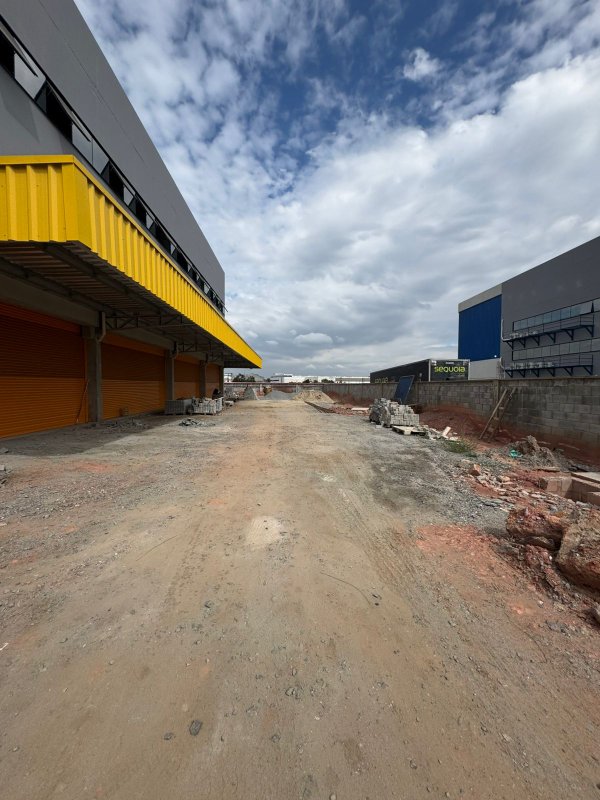 GALPÃO DE 1.300m2 EM ARUJÁ DISPONÍVEL PARA LOCAÇÃO!! - Arujá - 