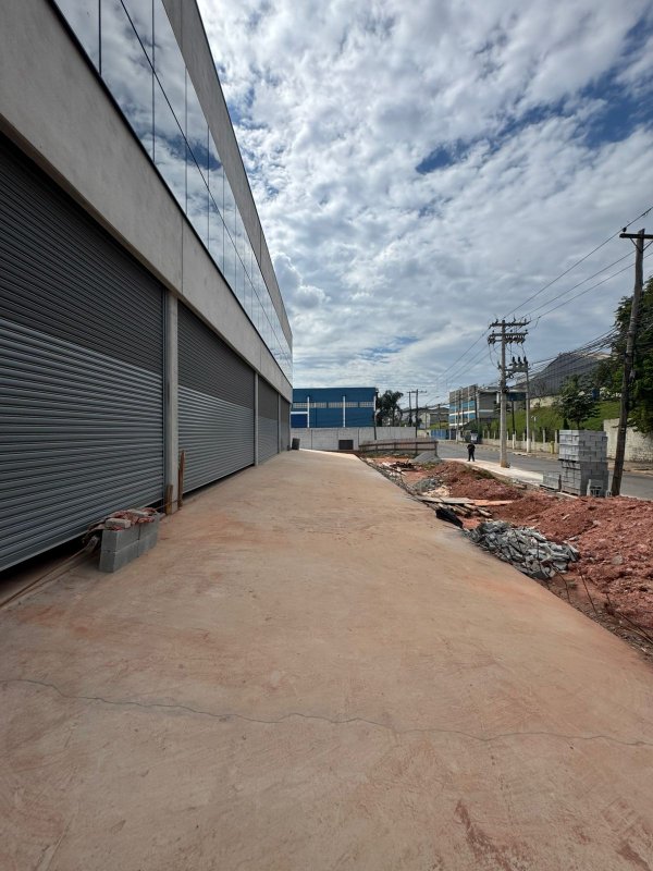 GALPÃO DE 1.300m2 EM ARUJÁ DISPONÍVEL PARA LOCAÇÃO!! - Arujá - 