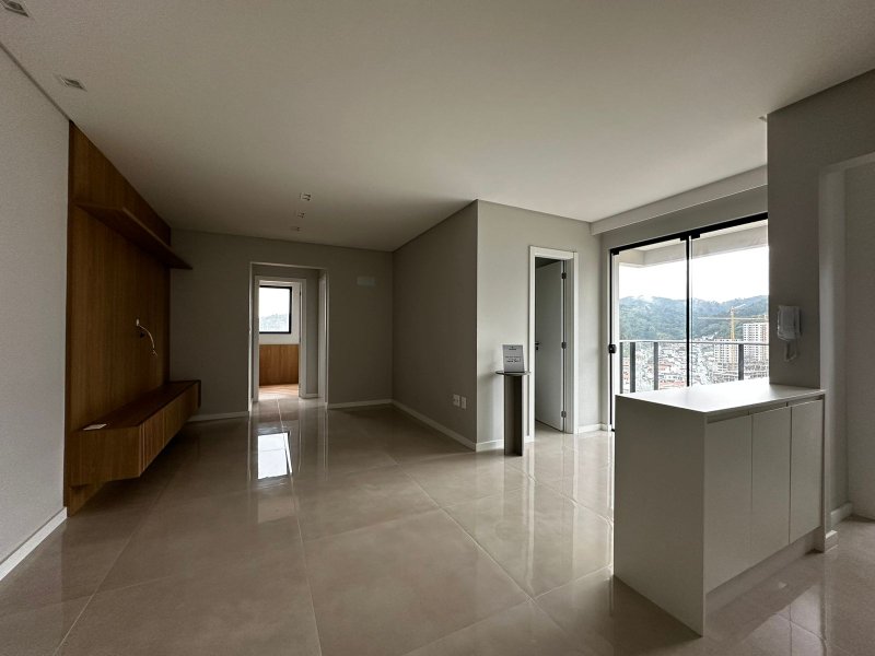 Alugo lindo apartamento semi mobiliado, no bairro Fazenda! Rua João Wollinger Itajaí - 