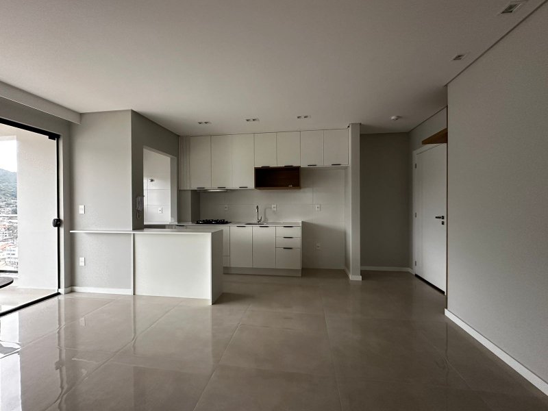 Alugo lindo apartamento semi mobiliado, no bairro Fazenda! Rua João Wollinger Itajaí - 