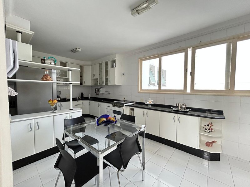 APARTAMENTO VISTA MAR 4 QUARTOS 2 SUÍTES VARANDA LAVABO 4 GARAGENS À VENDA NA VITÓRIA! Avenida Sete de Setembro Salvador - 