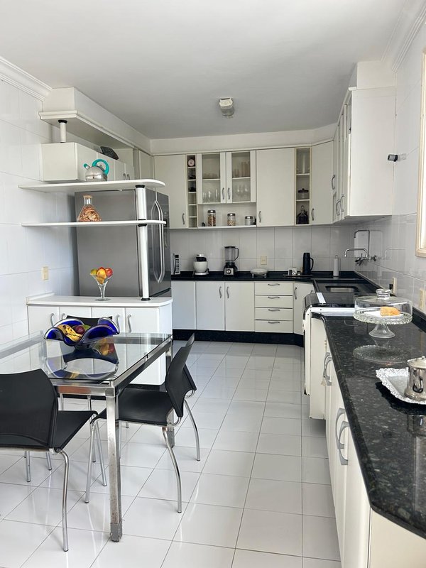 APARTAMENTO VISTA MAR 4 QUARTOS 2 SUÍTES VARANDA LAVABO 4 GARAGENS À VENDA NA VITÓRIA! Avenida Sete de Setembro Salvador - 