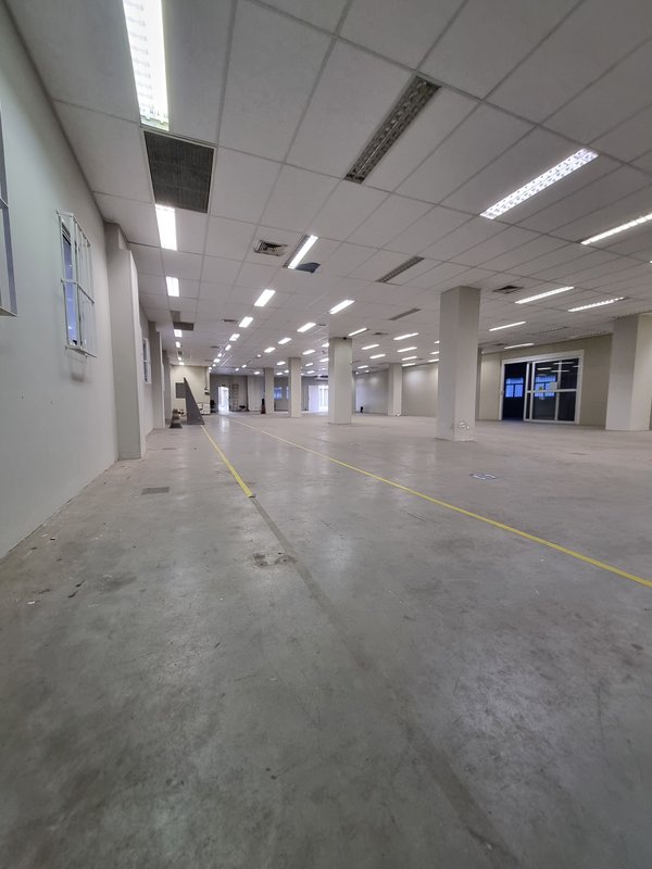 ALUGA-SE GALPÃO COMERCIAL AO LADO DO METRÔ – PRONTO PARA RECEBER SUA EMPRESA!! Avenida Marquês de São Vicente São Paulo - 