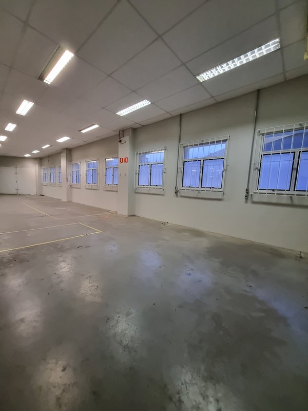 ALUGA-SE GALPÃO COMERCIAL AO LADO DO METRÔ – PRONTO PARA RECEBER SUA EMPRESA!! Avenida Marquês de São Vicente São Paulo - 