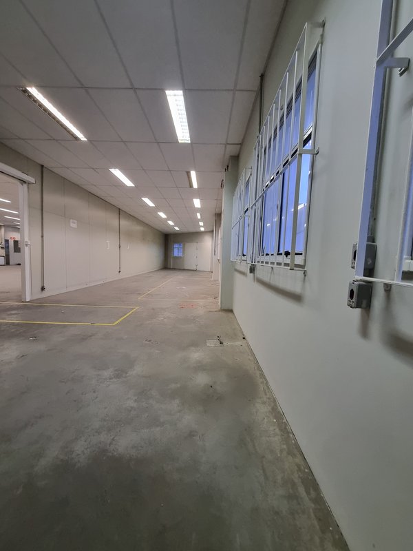 ALUGA-SE GALPÃO COMERCIAL AO LADO DO METRÔ – PRONTO PARA RECEBER SUA EMPRESA!! Avenida Marquês de São Vicente São Paulo - 