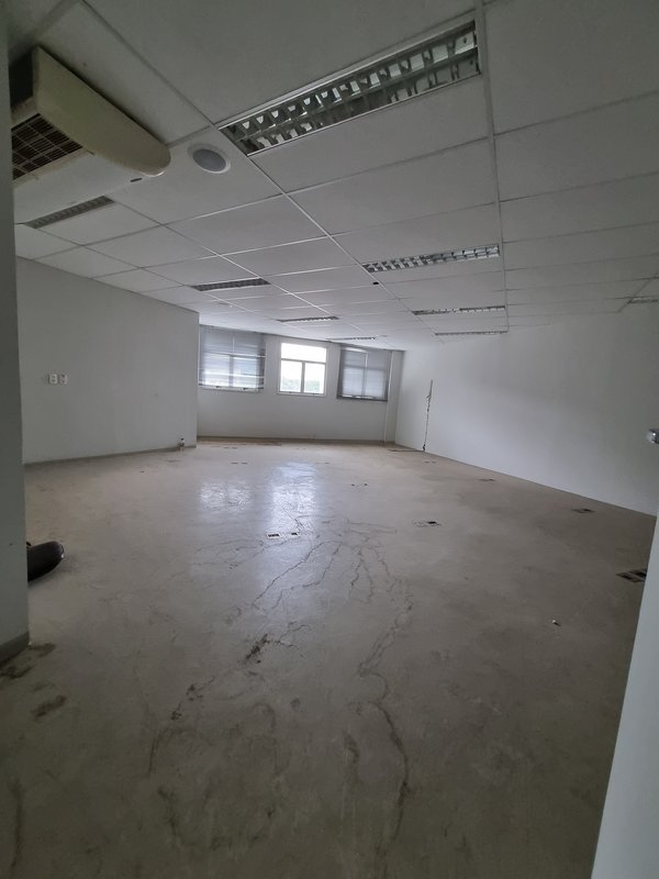 ALUGA-SE GALPÃO COMERCIAL AO LADO DO METRÔ – PRONTO PARA RECEBER SUA EMPRESA!! Avenida Marquês de São Vicente São Paulo - 