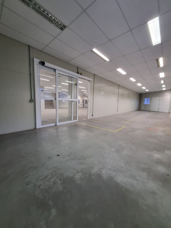 ALUGA-SE GALPÃO COMERCIAL AO LADO DO METRÔ – PRONTO PARA RECEBER SUA EMPRESA!! Avenida Marquês de São Vicente São Paulo - 