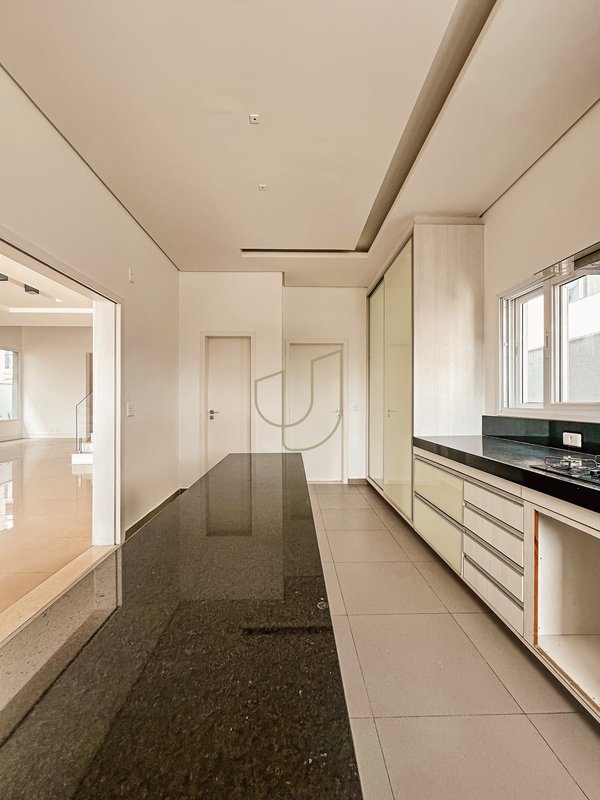 Casa com 4 Suítes no Residencial Jaguary - São José dos Campos - 