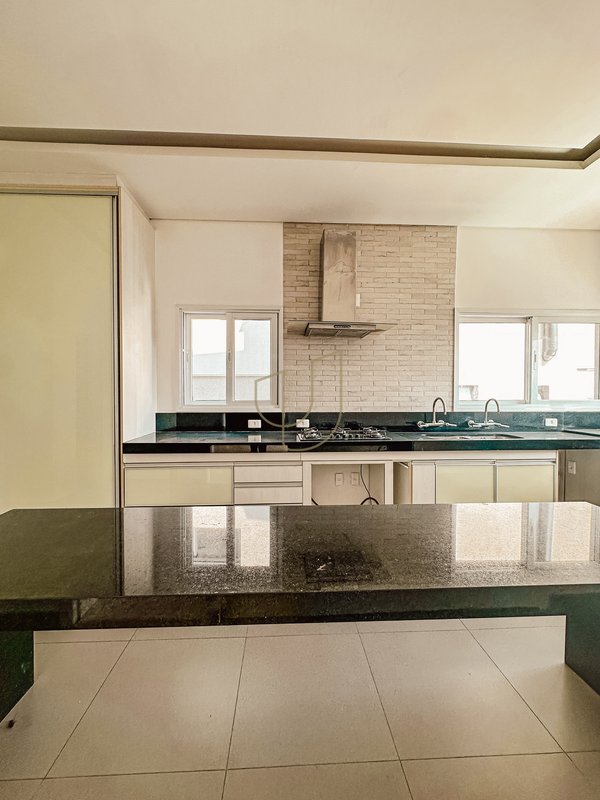 Casa com 4 Suítes no Residencial Jaguary - São José dos Campos - 