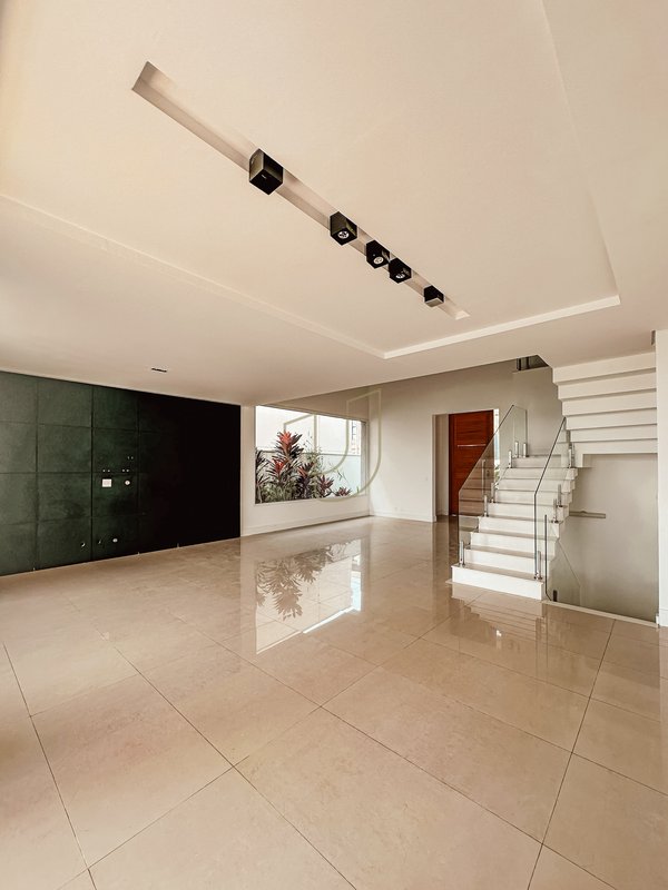 Casa com 4 Suítes no Residencial Jaguary - São José dos Campos - 