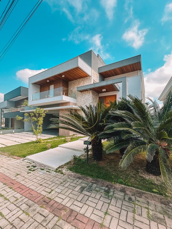 Casa com 4 Suítes no Residencial Jaguary - São José dos Campos - 
