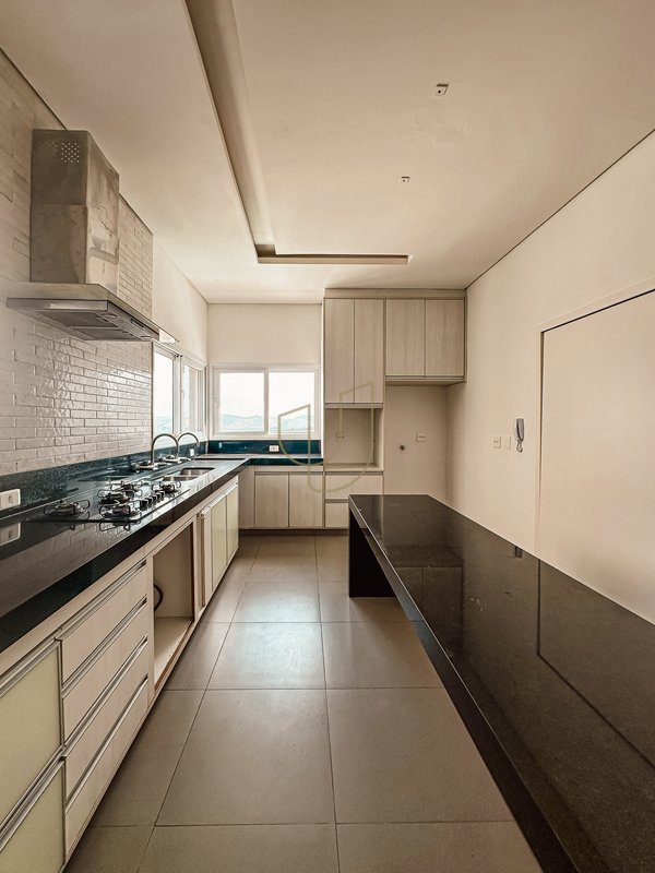 Casa com 4 Suítes no Residencial Jaguary - São José dos Campos - 
